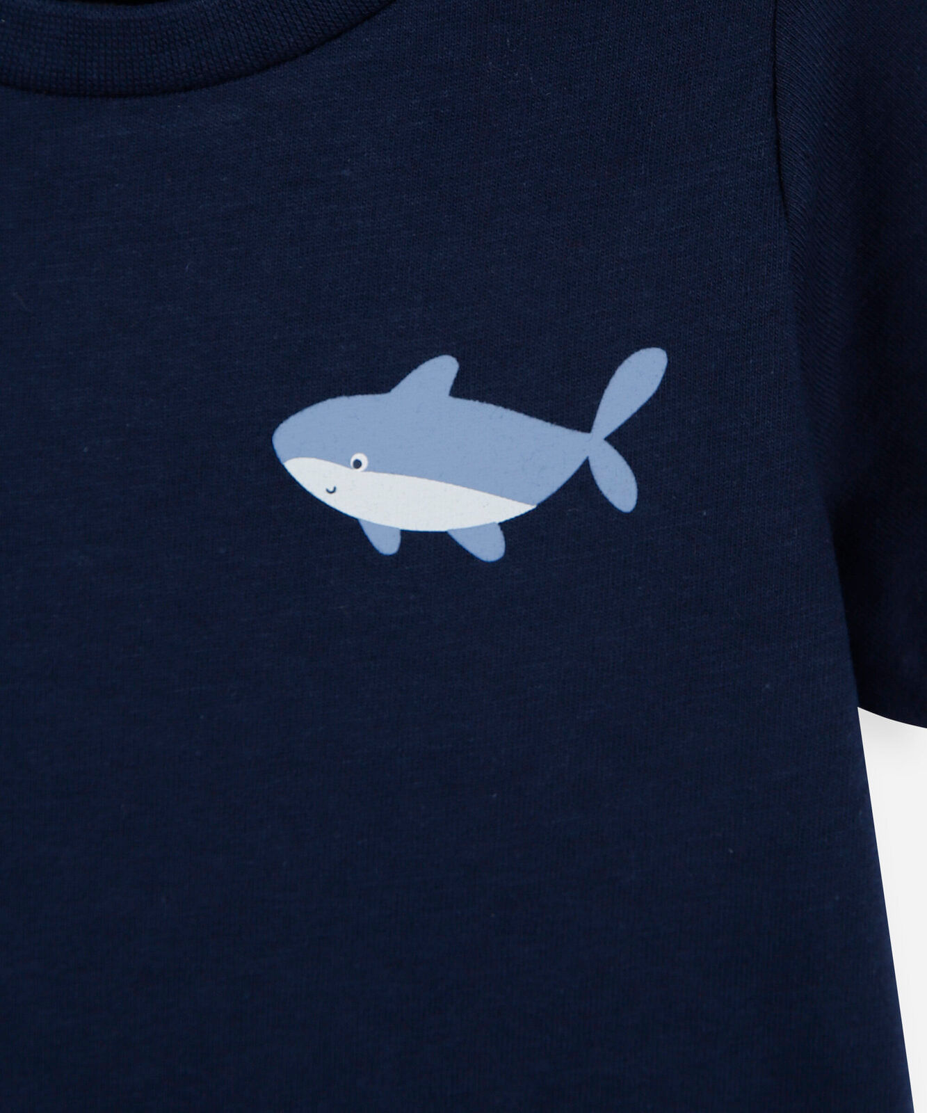 conjunto curto infantil menino com camiseta de tubarão e short listrado azul
