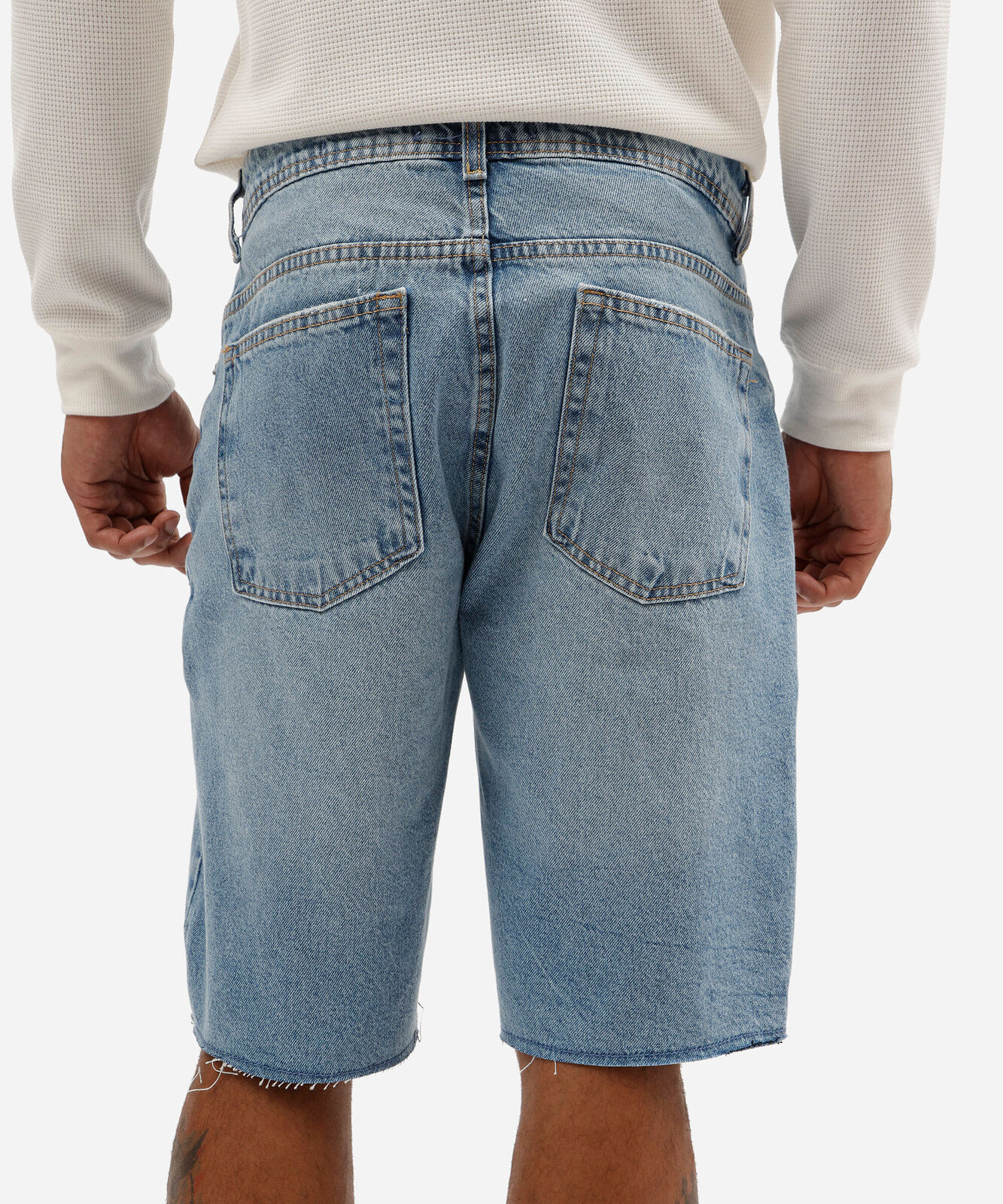 bermuda jeans masculina slim destroyed com barra desfiada jeans azul