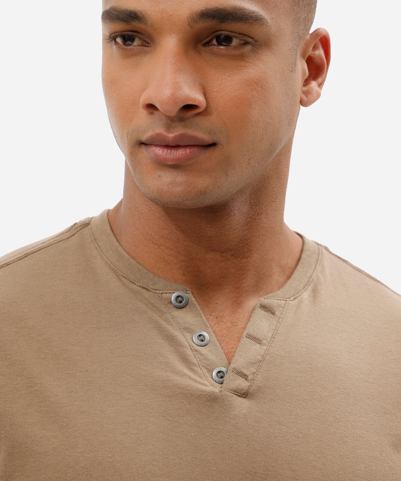 camiseta masculina comfort em algodão com gola portuguesa bege