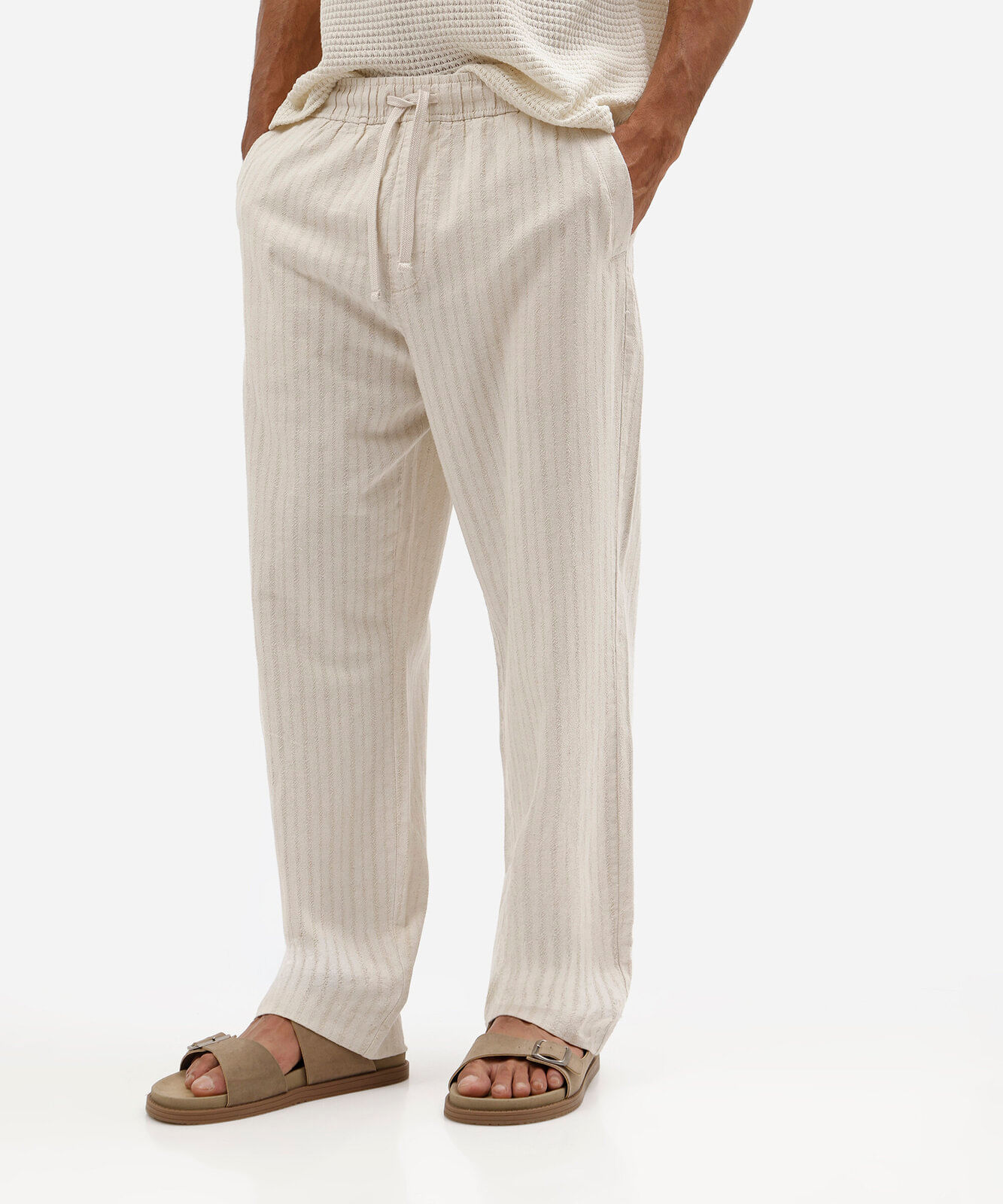 calça masculina relaxed texturizada com aspecto de linho bege