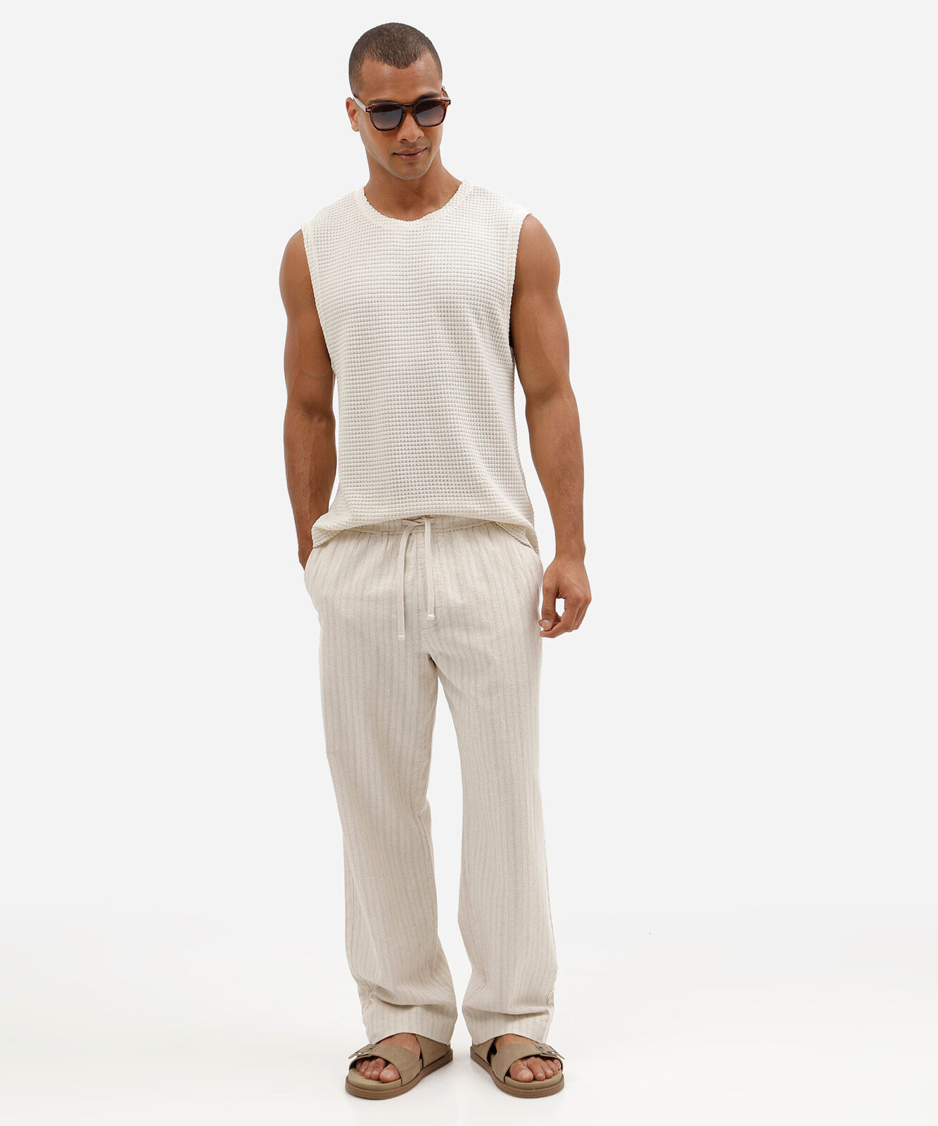 calça masculina relaxed texturizada com aspecto de linho bege
