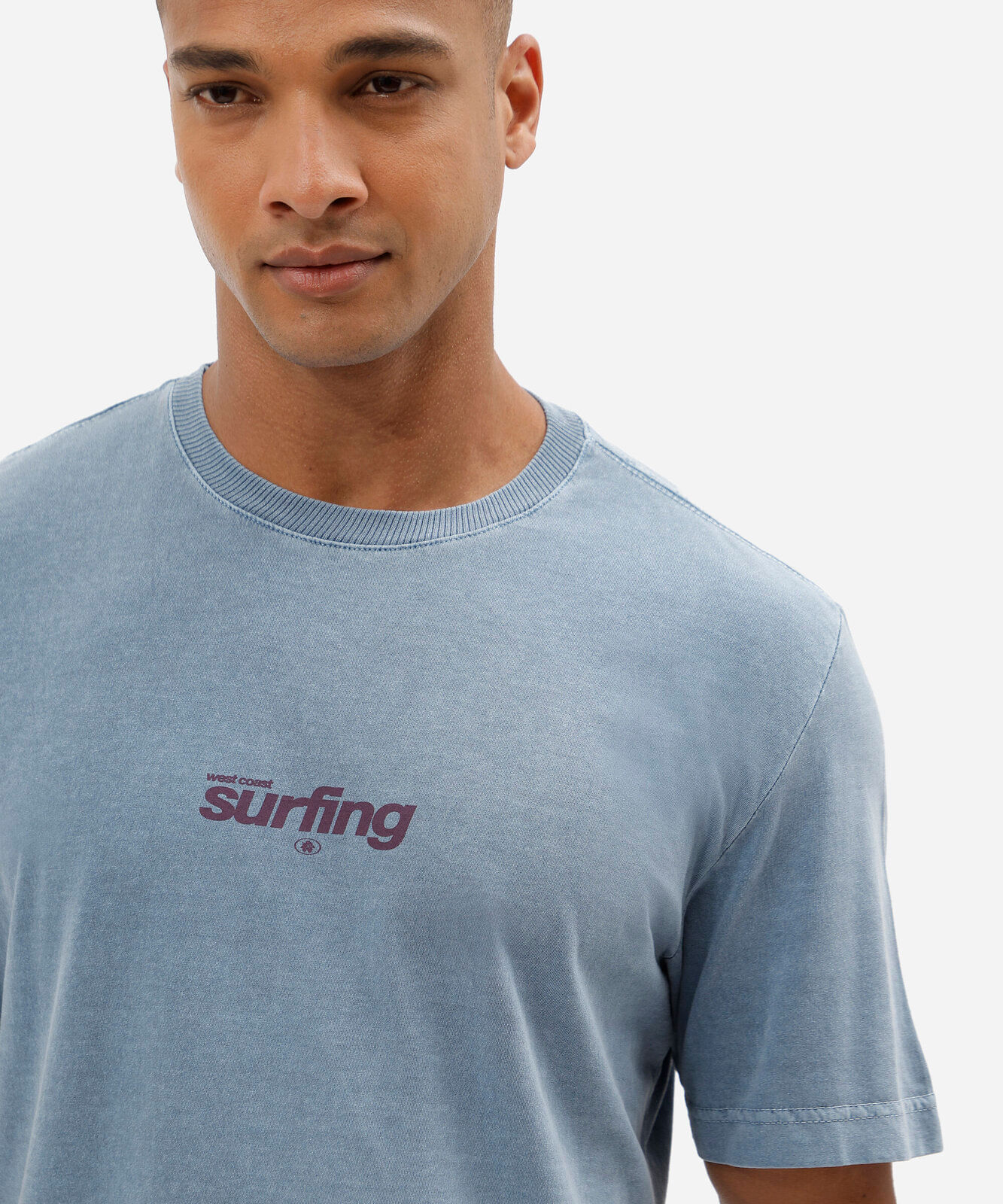 camiseta masculina comfort em algodão estonado com estampa surfing nas costas azul