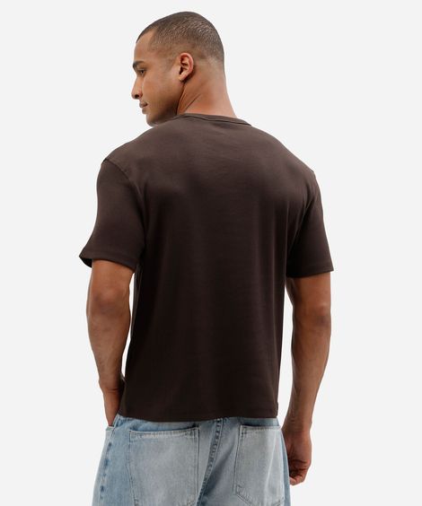 camiseta masculina slim texturizada marrom