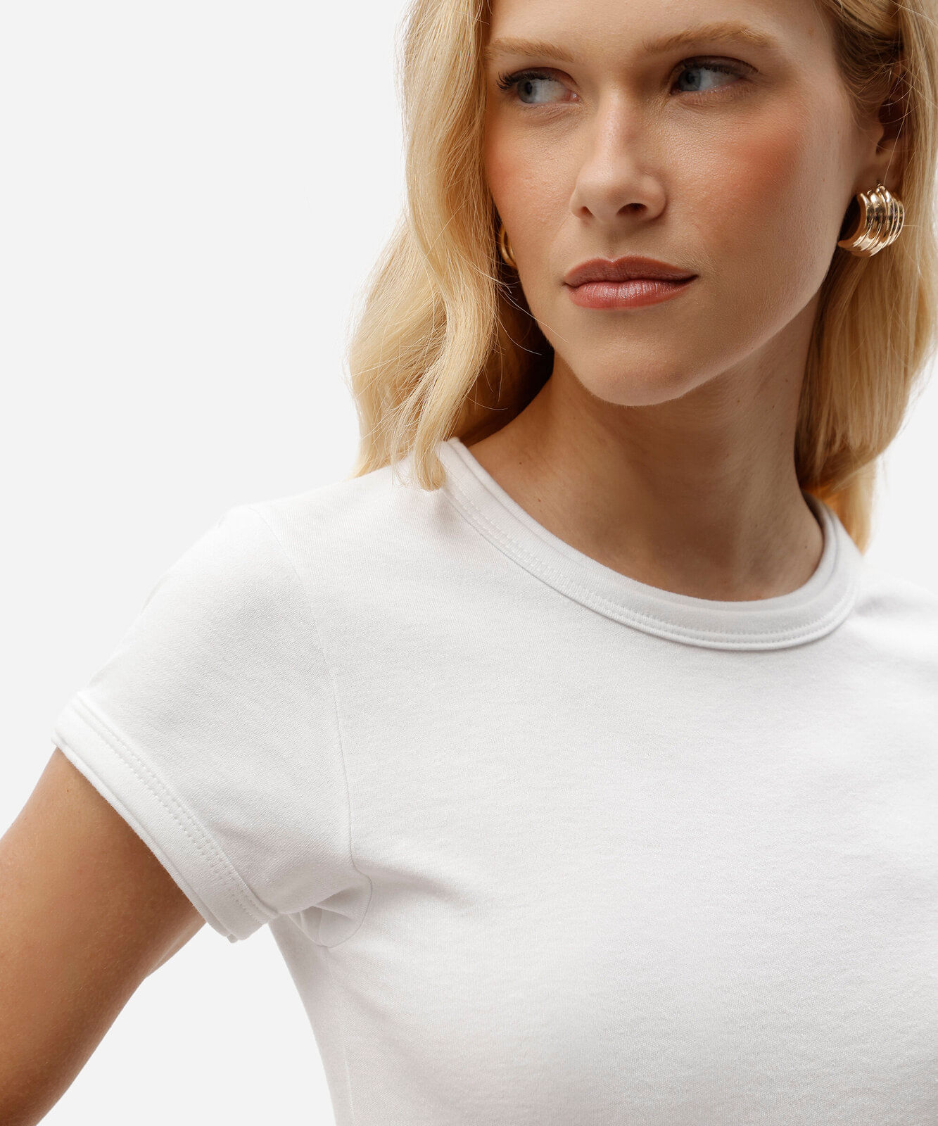 camiseta babylook feminina de manga curta em malha suedine off white