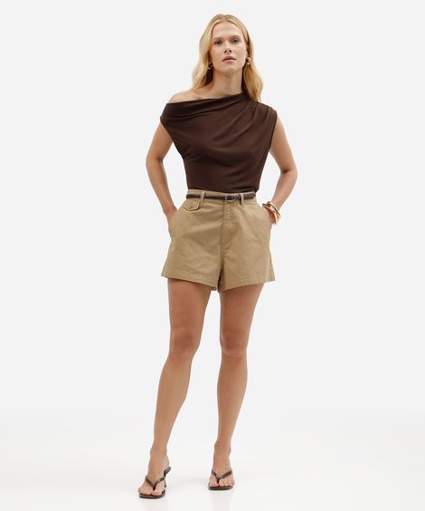 short feminino em sarja de algodão estilo alfaiataria marrom