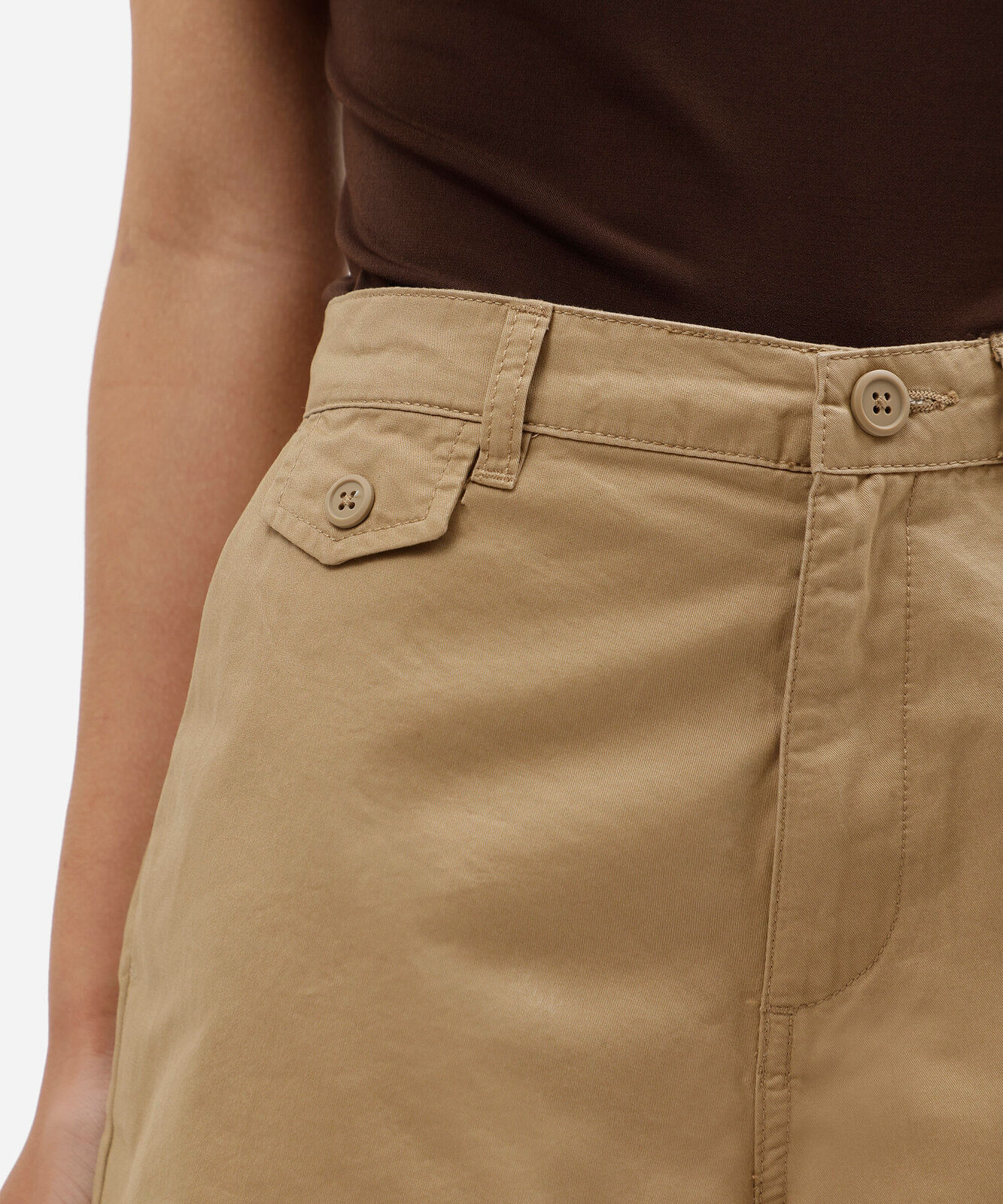 short feminino em sarja de algodão estilo alfaiataria marrom