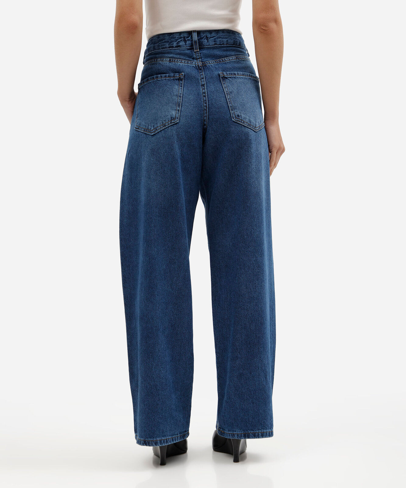 calça jeans wide leg cintura baixa com lavagem estonada azul