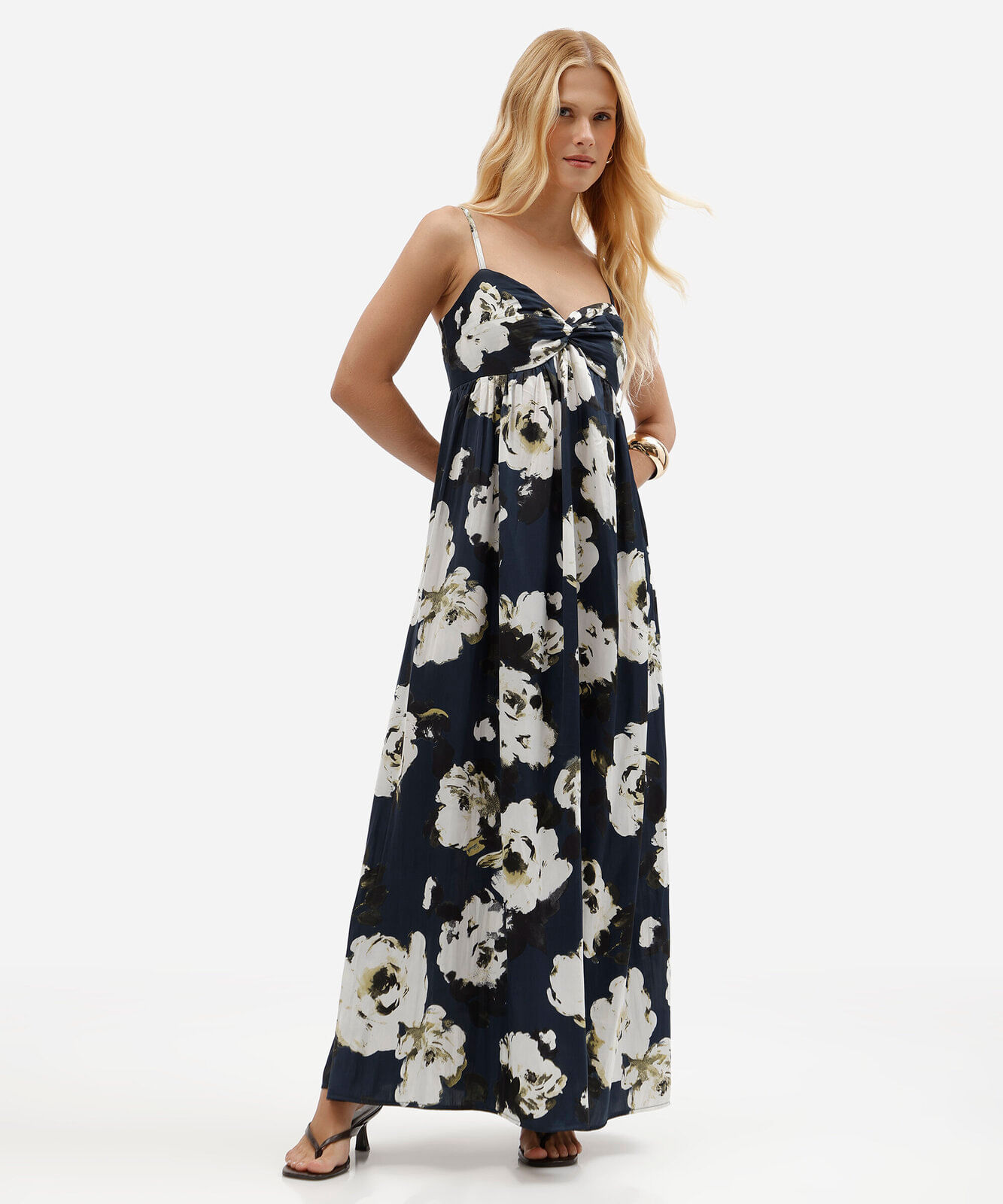 vestido longo feminino acetinado plissado com estampa floral e alças finas azul
