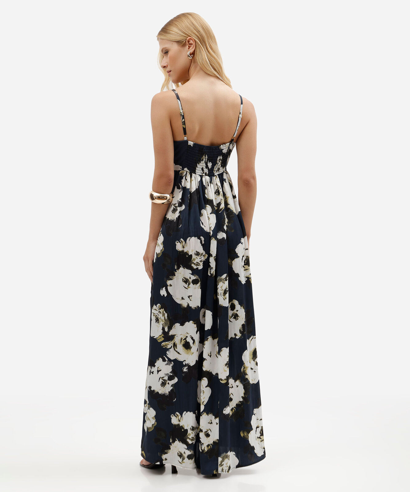 vestido longo feminino acetinado plissado com estampa floral e alças finas azul