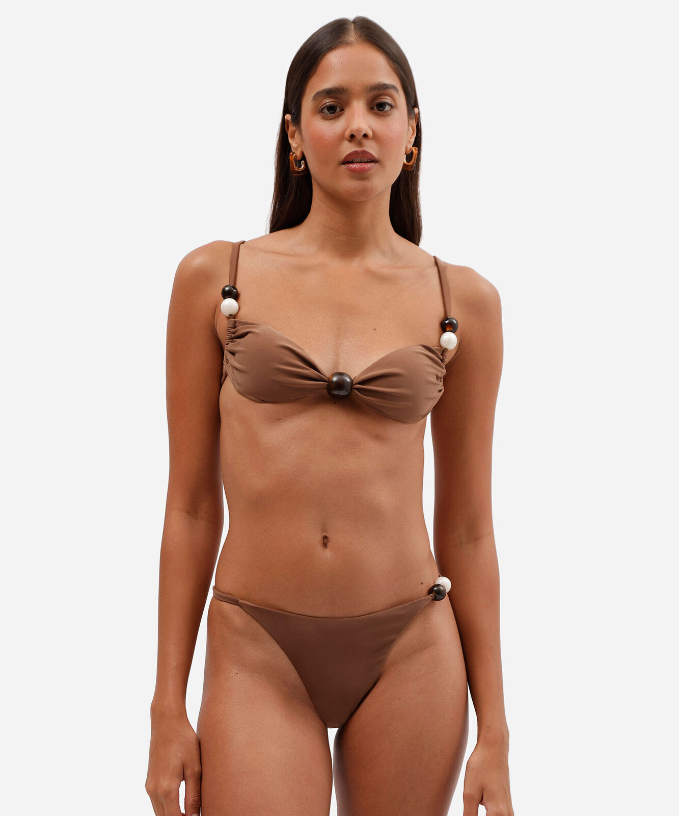 calcinha de biquíni tanga string acetinada com detalhe de pedrarias e proteção uv marrom