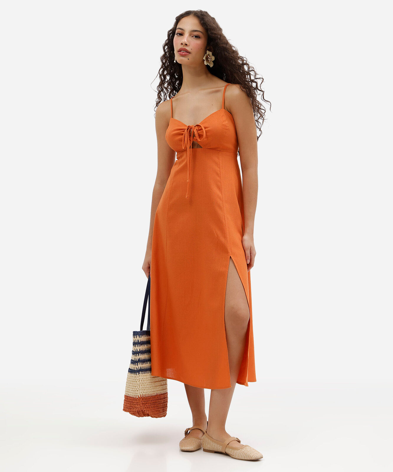vestido midi feminino de linho com amarração e fenda lateral laranja