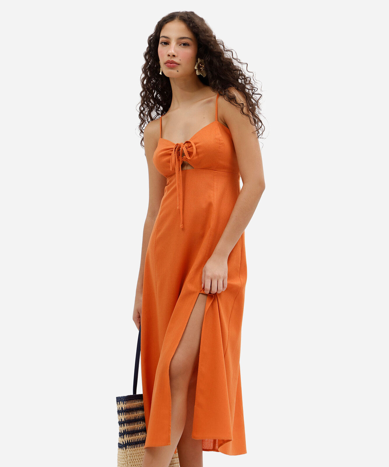 vestido midi feminino de linho com amarração e fenda lateral laranja