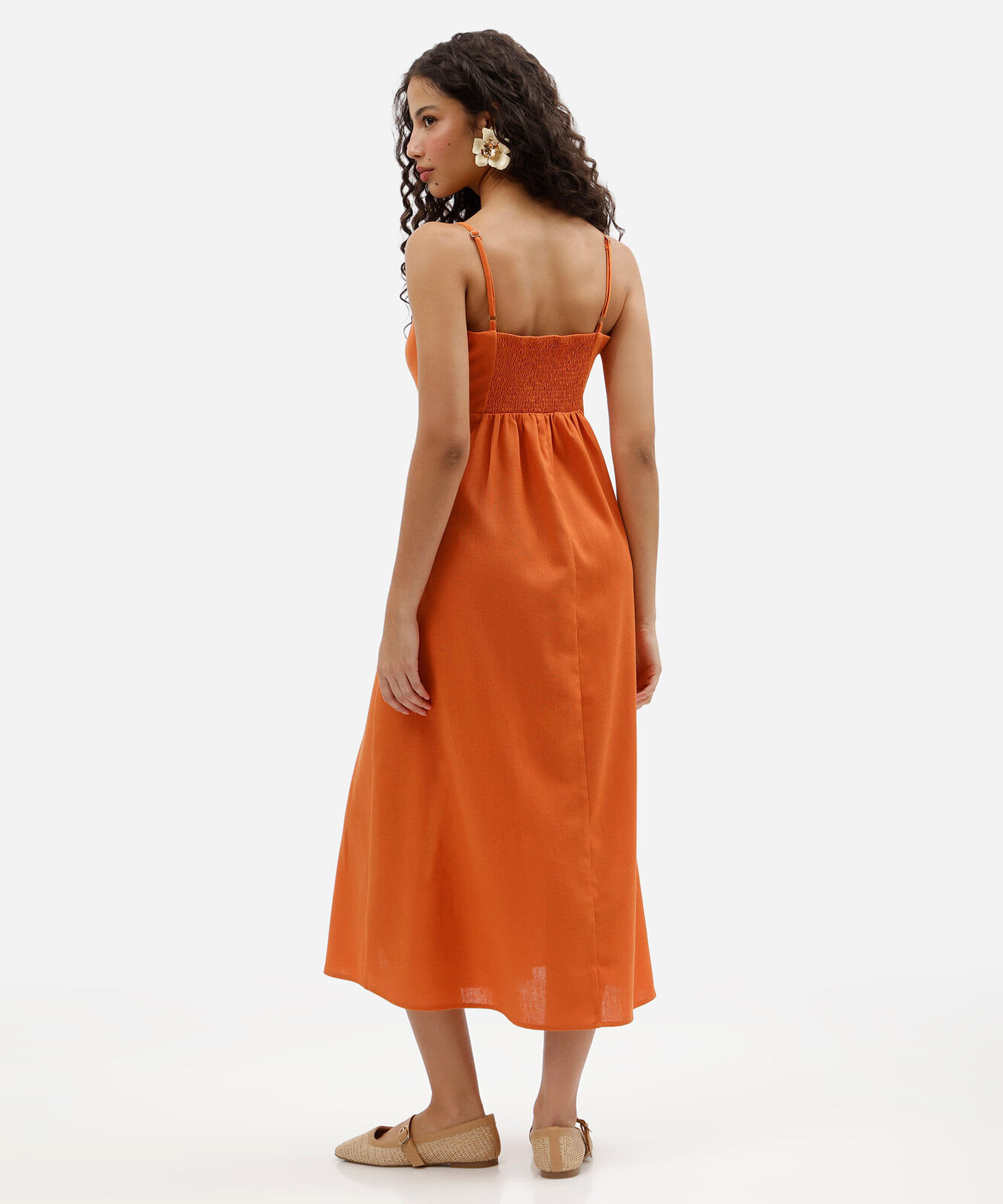 vestido midi feminino de linho com amarração e fenda lateral laranja