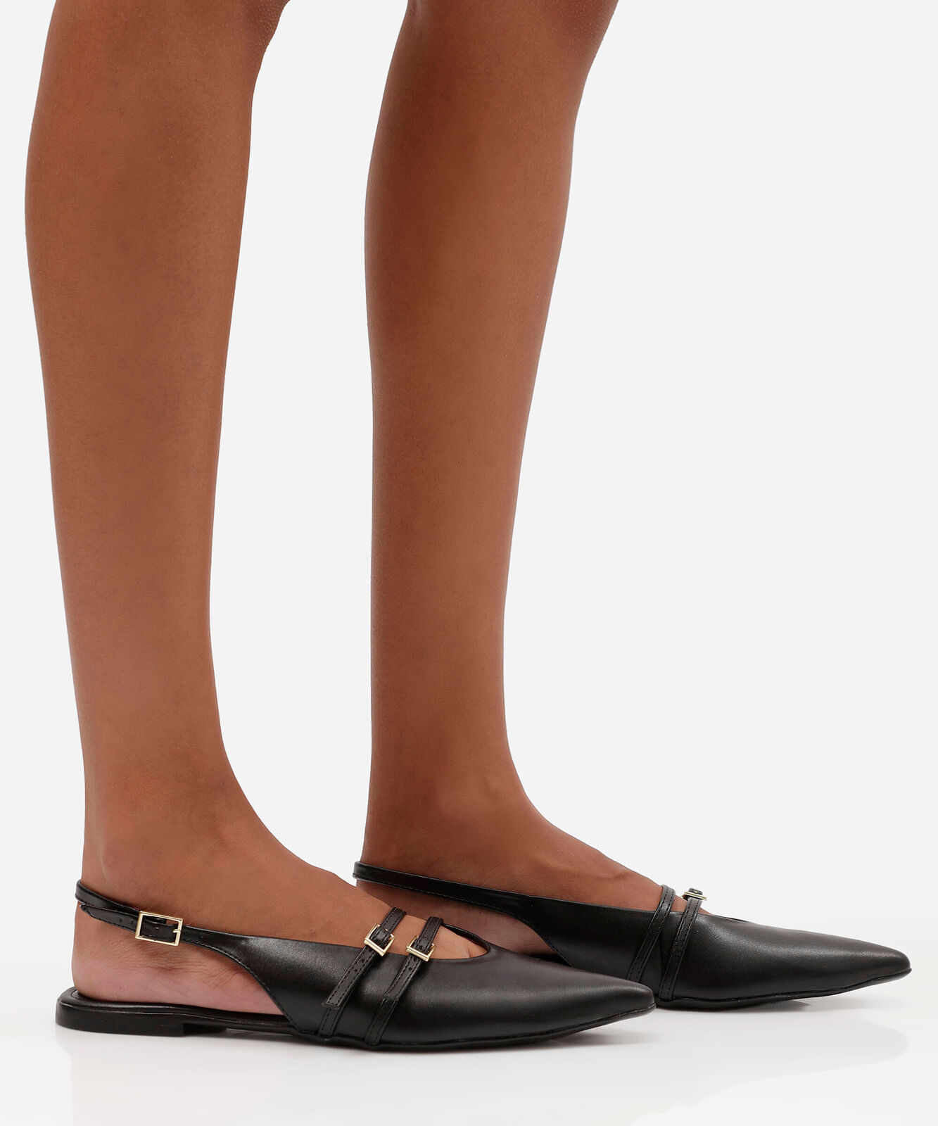 sapatilha slingback feminina de bico fino com tiras e fivelas em napa preta