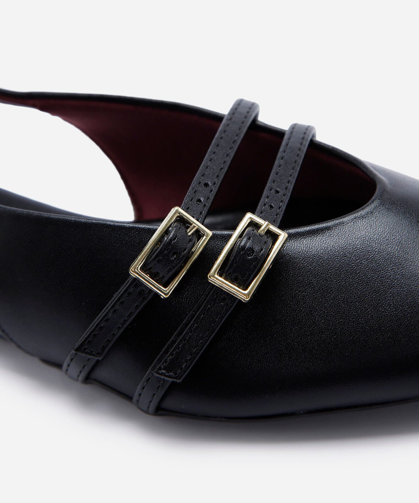 sapatilha slingback feminina de bico fino com tiras e fivelas em napa preta