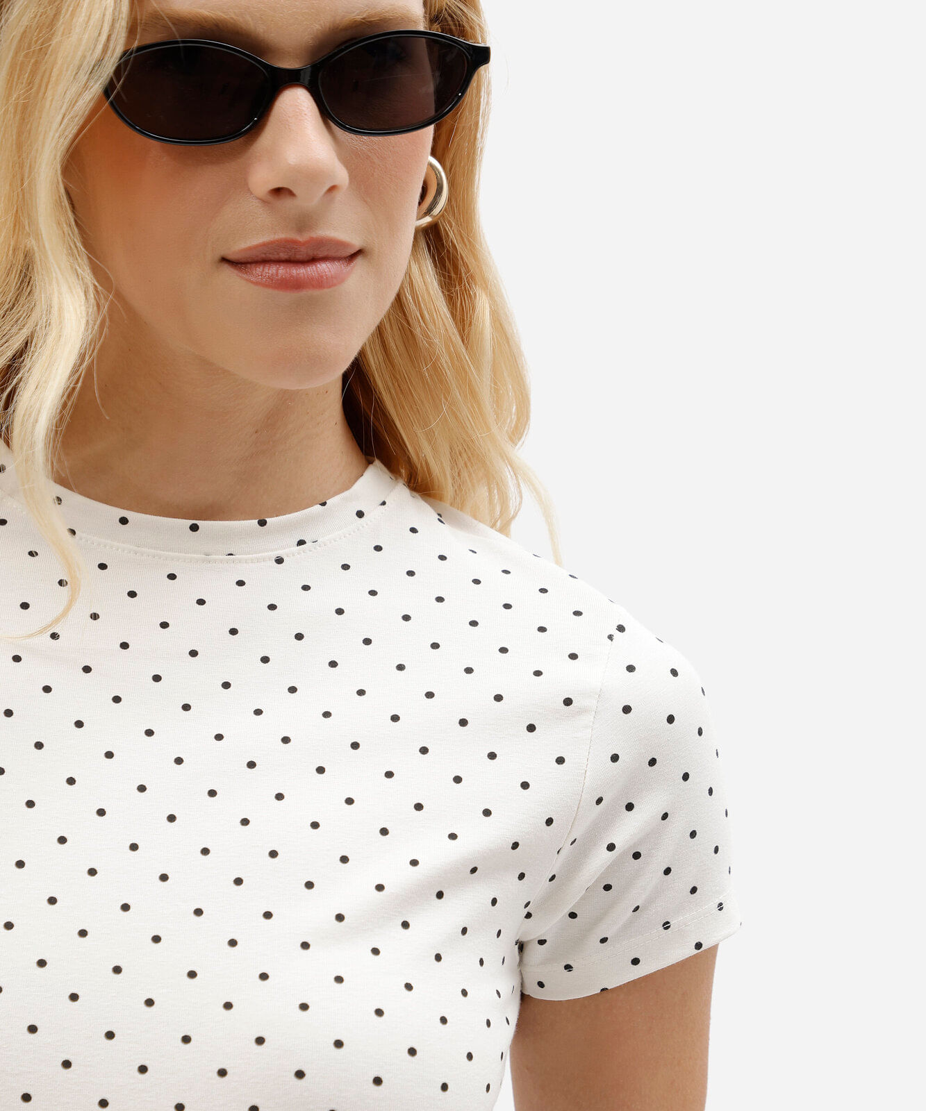 camiseta baby look feminina poá com algodão off white