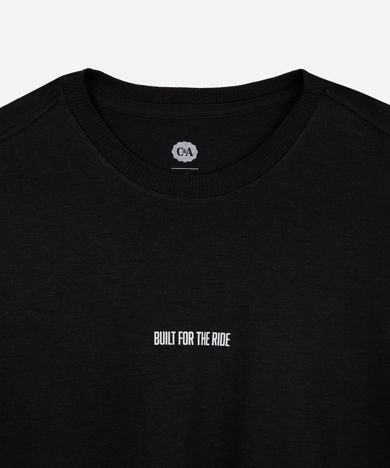 camiseta masculina comfort com estampa de capacetes nas costas preta