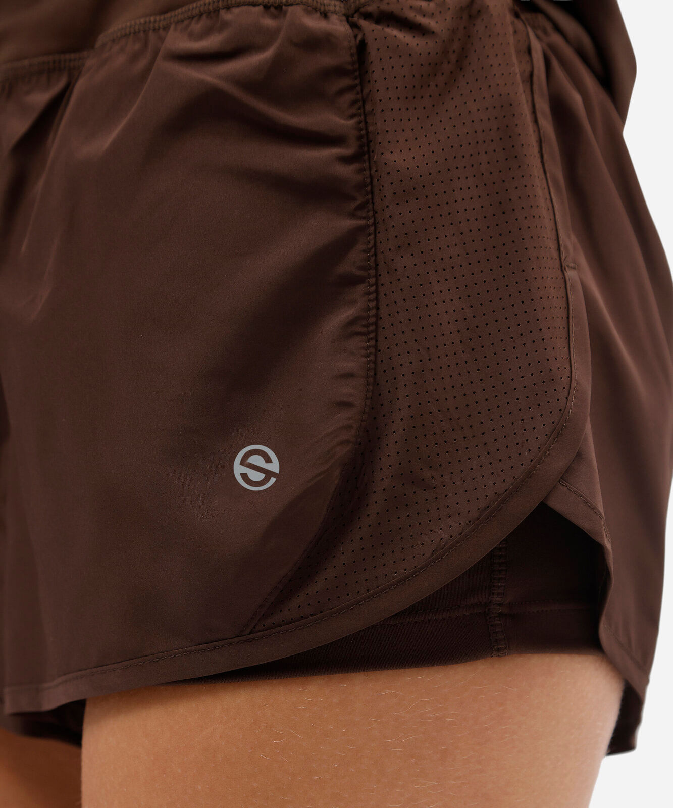 short esportivo feminino de poliamida com bermuda interna marrom