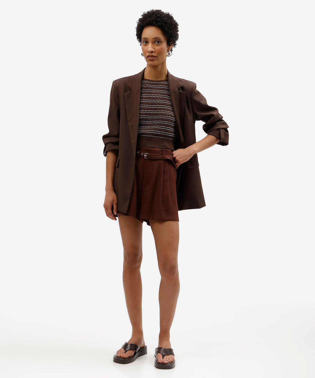 short de alfaiataria feminino com viscose e cinto marrom