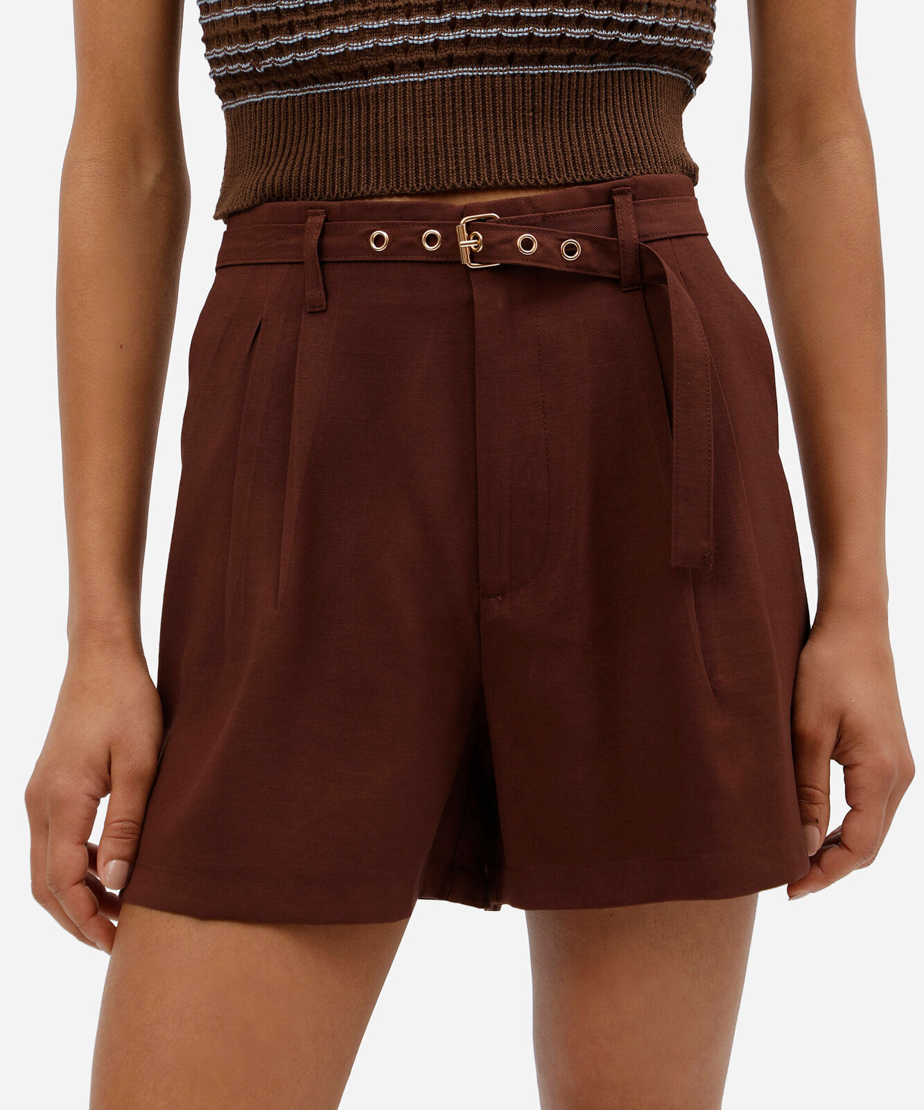 short de alfaiataria feminino com viscose e cinto marrom