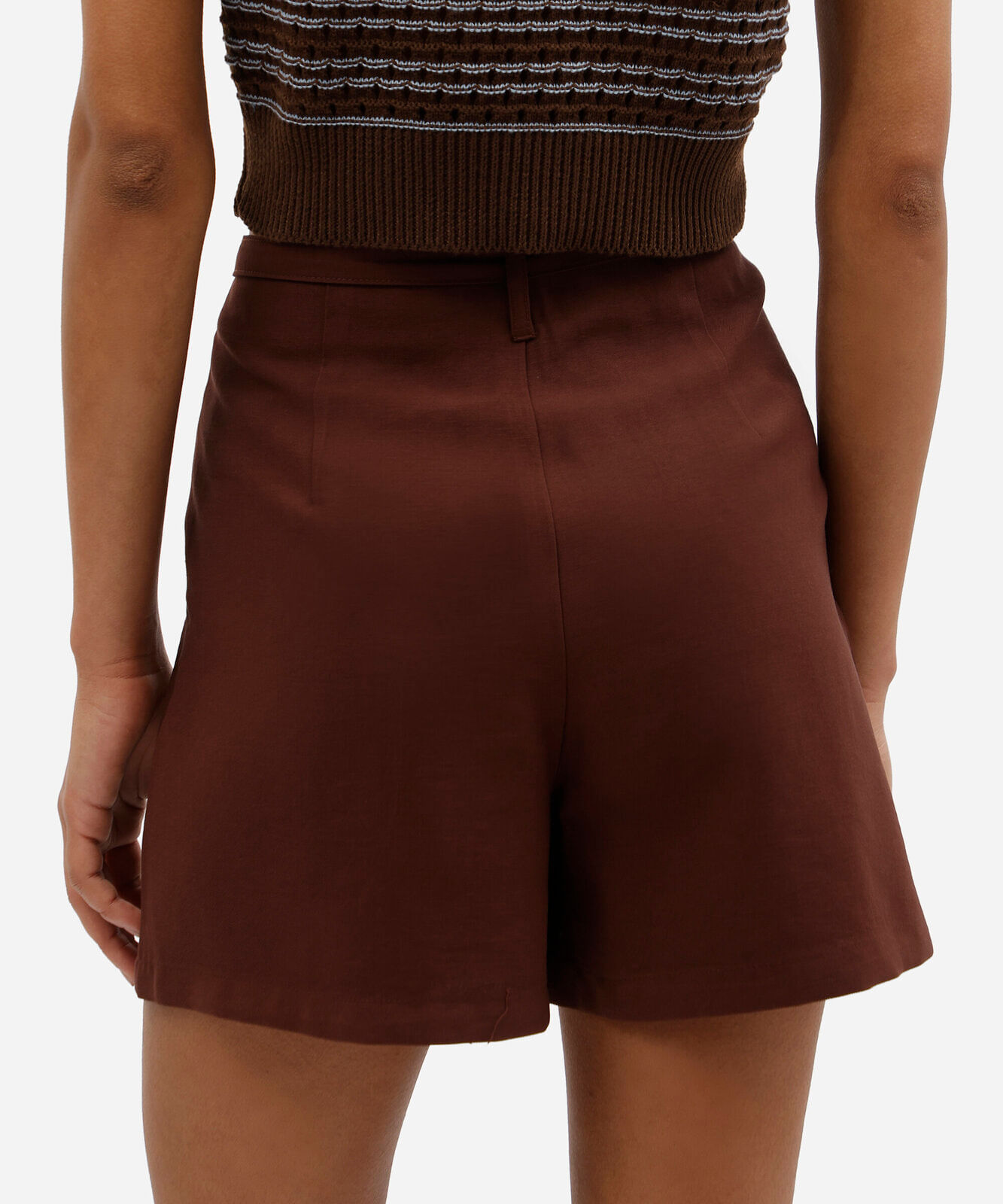 short de alfaiataria feminino com viscose e cinto marrom
