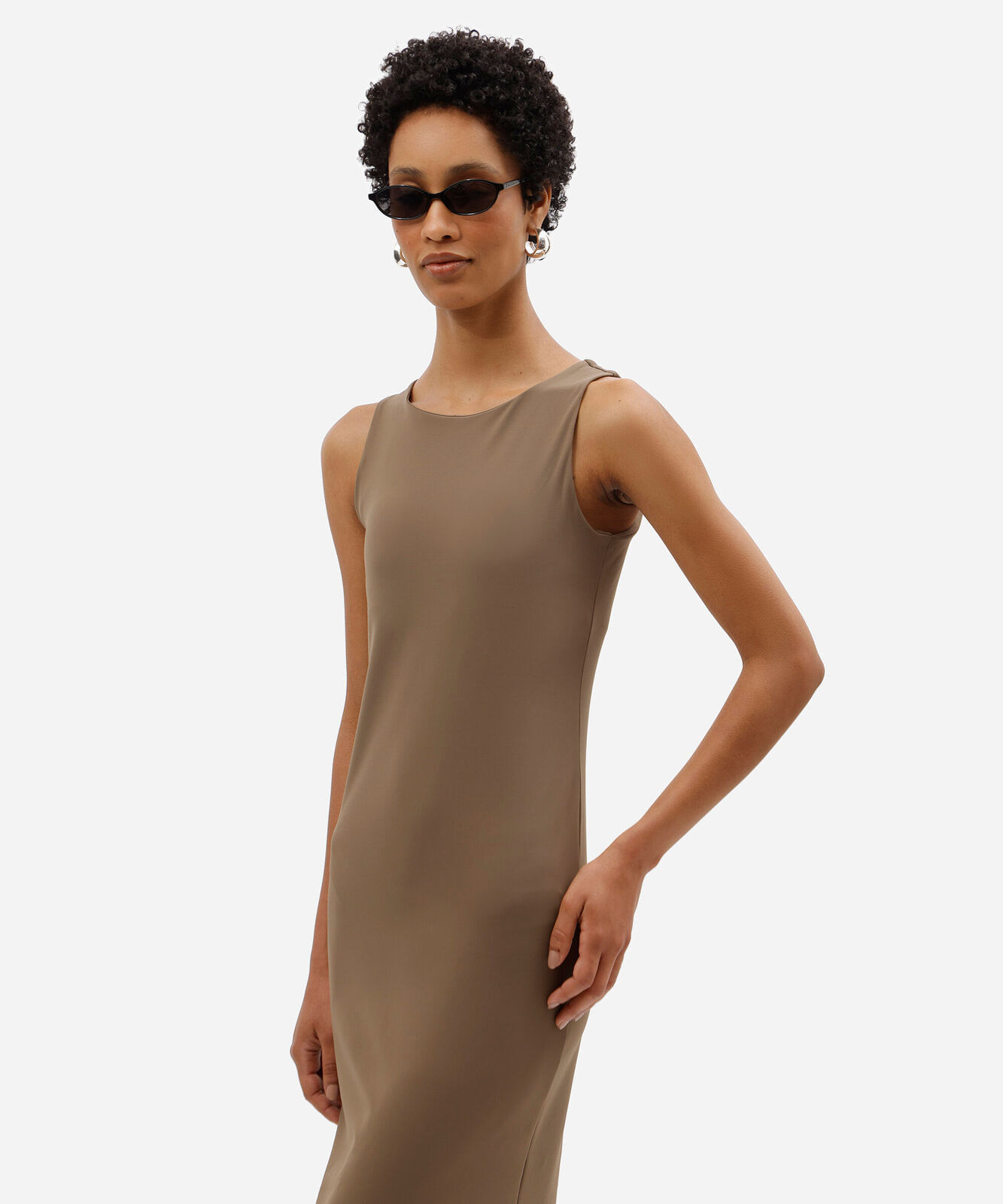 vestido midi feminino básico de poliamida com bojo removível marrom