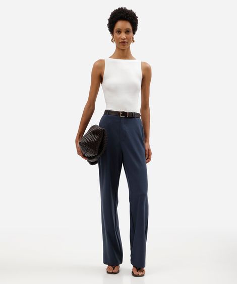calça feminina reta de alfaiataria com bolsos azul