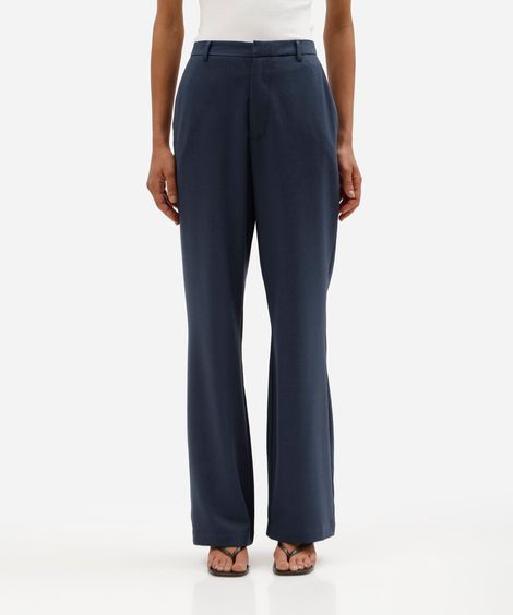 calça feminina reta de alfaiataria com bolsos azul
