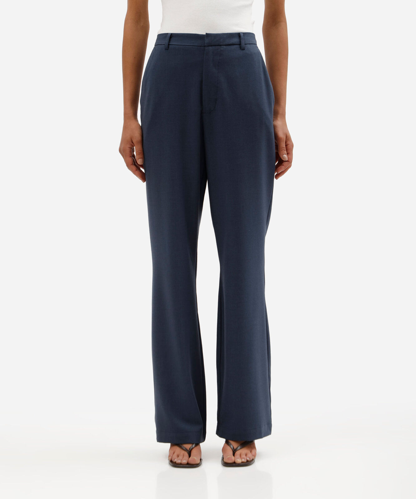 calça feminina reta de alfaiataria com bolsos azul