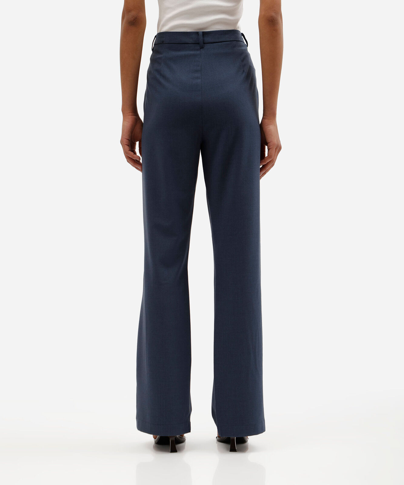 calça feminina reta de alfaiataria com bolsos azul