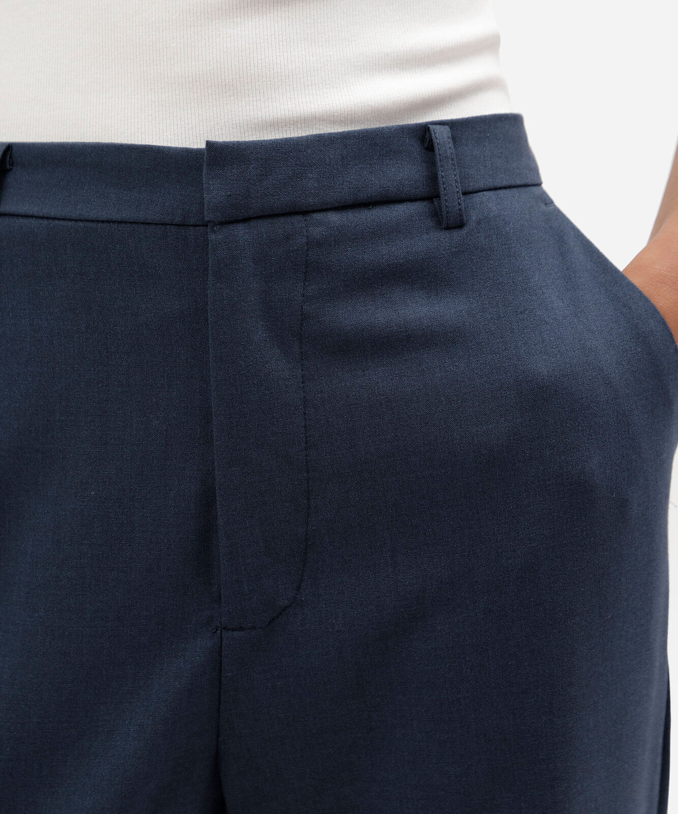 calça feminina reta de alfaiataria com bolsos azul