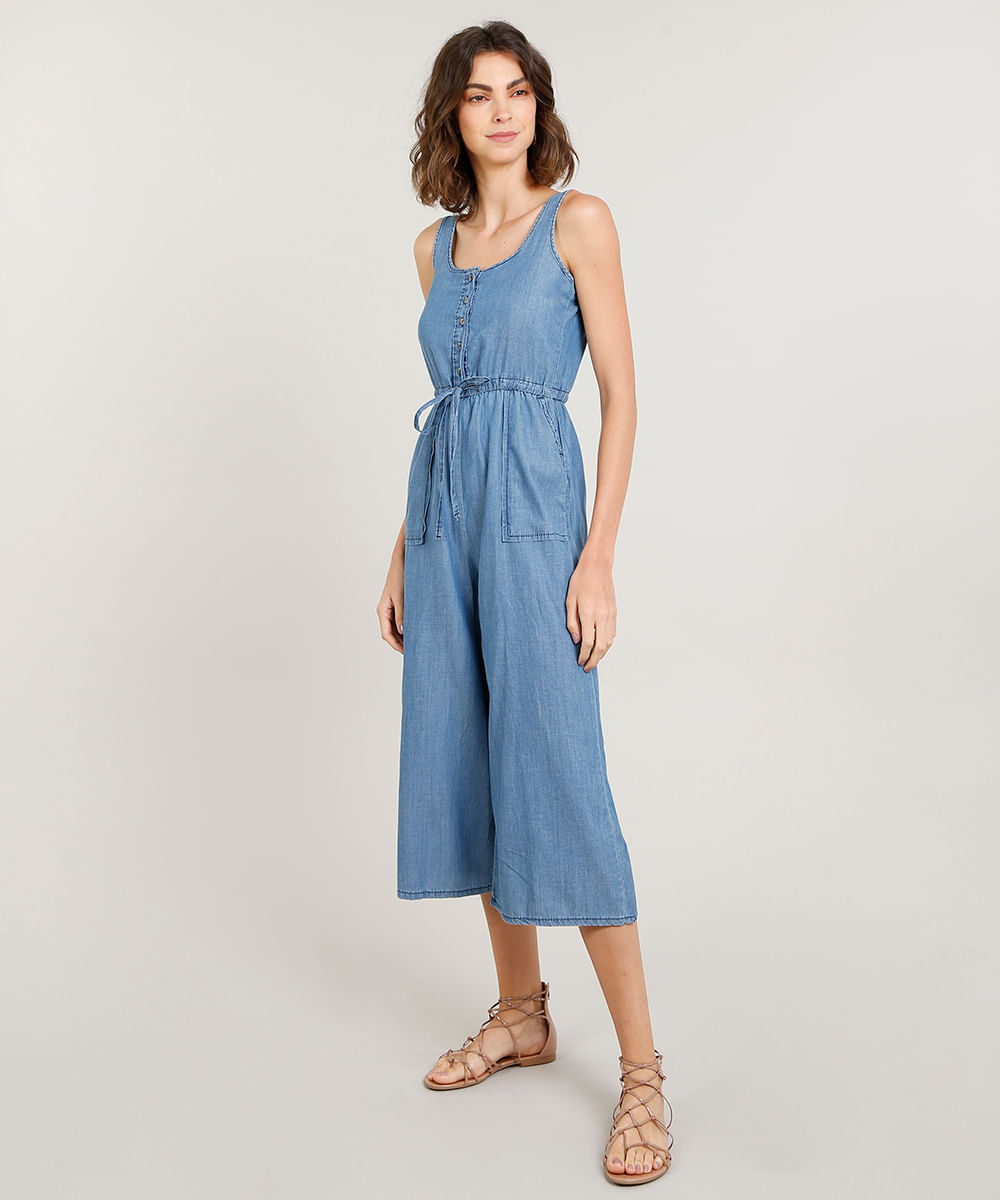 Macacão Jeans Feminino Pantacourt com Botões Alça Média Azul Claro Menor preço em Macacão Jeans Feminino Pantacourt com Botões Alça Média Azul Claro