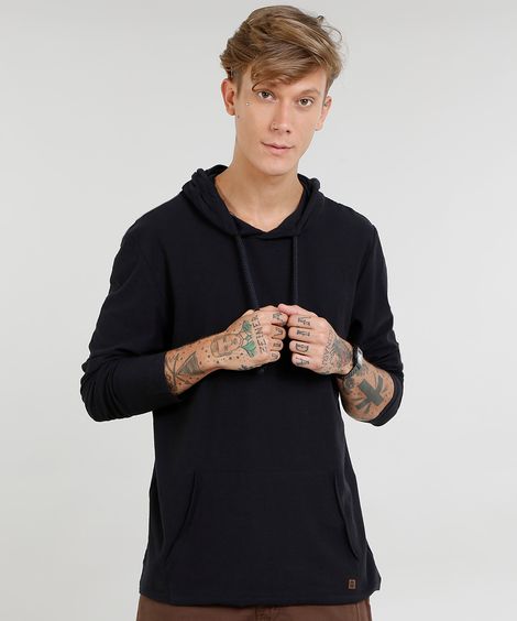 Camiseta Masculina com Bolso e Capuz Manga Longa Preta