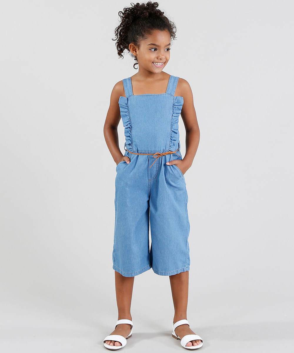 Macacão Jeans Infantil Pantacourt com Babado e Cinto Azul Claro Menor preço em Macacão Jeans Infantil Pantacourt com Babado e Cinto Azul Claro