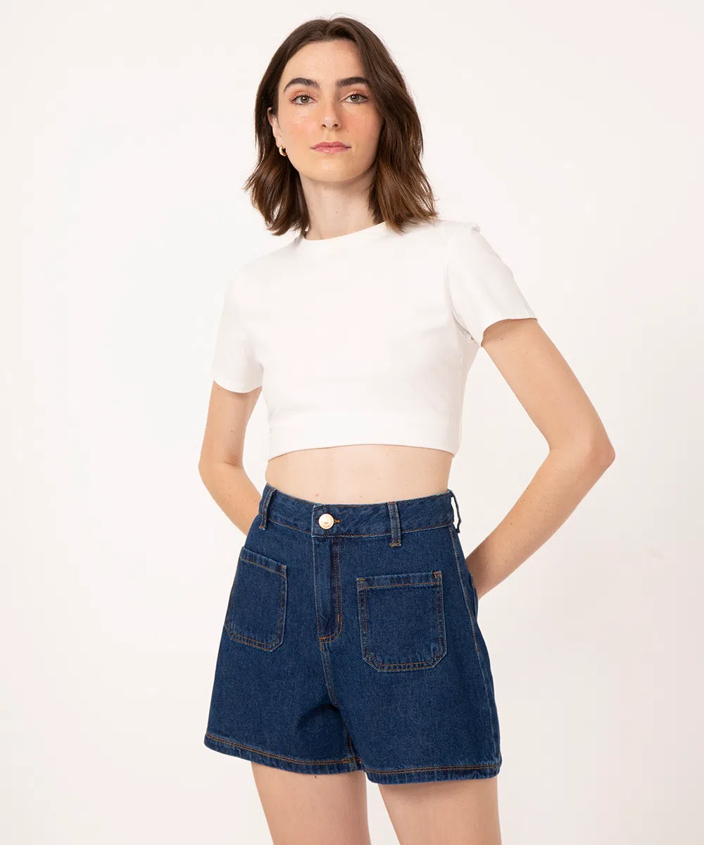 Mulher jovem em shorts jeans curtos e meias de comprimento total . fotos,  imagens de © mihakonceptcorn #113174360